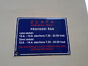 Ulička má svůj pevně daný provozní řád.