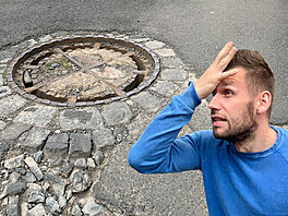 Reportér Matěj Smlsal se zaměřil na umístění kanálů na silnicích.
