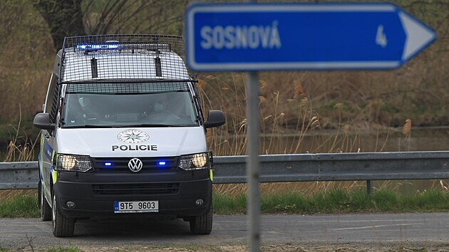 Policie R uzavela veker pjezdov cesty do obce Sosnov na Opavsku, kde nali nevybuchlou munici. (1. kvtna 2021)