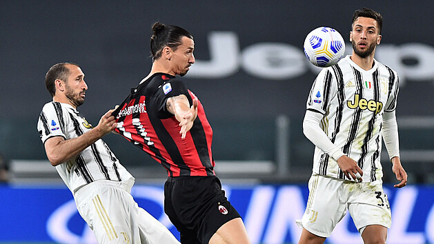 tonka Zlatana Ibrahimovie z AC Miln dr za dres Giorgio Chiellini z Juventusu.