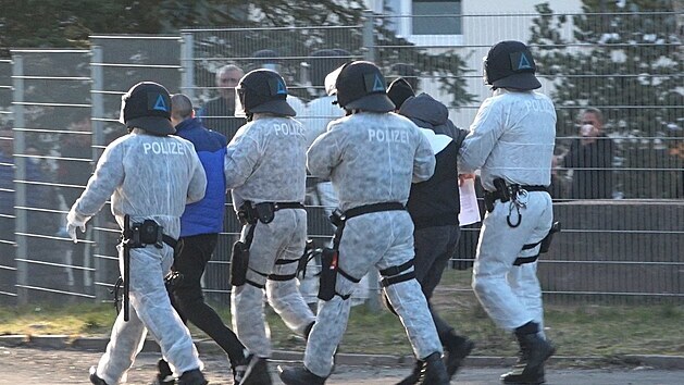 Nmeck policie zasahuje v azylovm centru v durynskm mst Suhl, kde dolo k nepokojm kvli pesunu do karantny. (17. bezna 2020)
