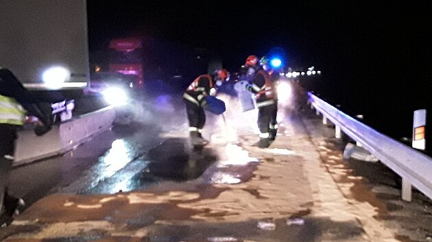 Hasiči pracovali na místě čtvrteční srážky kamionu s osobním autem na D1 asi tři hodiny. Dálnice byla v obou směrech neprůjezdná.