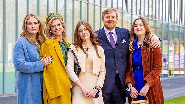 Nizozemsk krl Vilm-Alexandr, krlovna Mxima a jejich dcery princezna Amalia, princezna Alexia a princezna Ariane (Eindhoven, 27. dubna 2021)