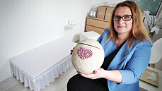 Zdenka Šlárová, ředitelka chodovského zvířecího krematoria Pet Heaven, ukazuje... Zdenka Šlárová, ředitelka chodovského zvířecího krematoria Pet Heaven, ukazuje...