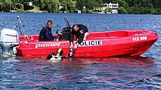 Policejní potápěči hledají v Brněnské přehradě utopený invalidní vozík (15.... Policejní potápěči hledají v Brněnské přehradě utopený invalidní vozík (15....