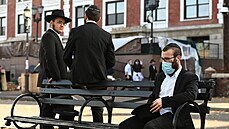 Ortodoxní židé před synagogou v Brooklynu (15. října 2020) Ortodoxní židé před synagogou v Brooklynu (15. října 2020)