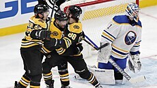 Hráči Bostonu se radují ze vstřelené branky v zápase proti Buffalu. Hráči Bostonu se radují ze vstřelené branky v zápase proti Buffalu.