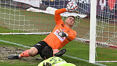 Brankář Pardubic Jiří Letáček (v oranžovém) zasahuje proti šanci Karviné. Brankář Pardubic Jiří Letáček (v oranžovém) zasahuje proti šanci Karviné.