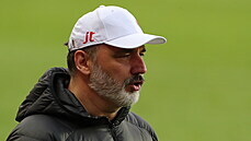 Trenér Slavie Jindřich Trpišovský sleduje dění na trávníku v zápase proti Plzni. Trenér Slavie Jindřich Trpišovský sleduje dění na trávníku v zápase proti Plzni.