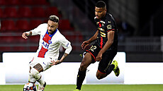 'Andy Diouf (Rennes) se snaží dohnat Neymara z PSG. 'Andy Diouf (Rennes) se snaží dohnat Neymara z PSG.