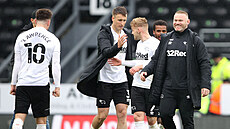 Trenér Wayne Rooney (vpravo) slaví s hrái Derby County záchranu v druhé...
