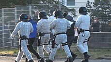 Německá policie zasahuje v azylovém centru v durynském městě Suhl, kde došlo k... Německá policie zasahuje v azylovém centru v durynském městě Suhl, kde došlo k...
