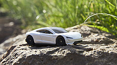 Tesla Roadster je první Matchbox® autíčko svého druhu, jež je uhlíkově... Tesla Roadster je první Matchbox® autíčko svého druhu, jež je uhlíkově...