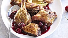 Pečená kachna s třešněmi a pečenými brambory Pečená kachna s třešněmi a pečenými brambory