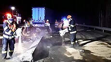 Hasiči pracovali na místě čtvrteční srážky kamionu s osobním autem na D1 asi... Hasiči pracovali na místě čtvrteční srážky kamionu s osobním autem na D1 asi...