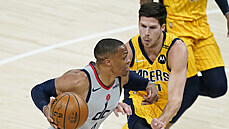 Russell Westbrook z Washingtonu proniká pod koš, brání ho Doug McDermott z... Russell Westbrook z Washingtonu proniká pod koš, brání ho Doug McDermott z...