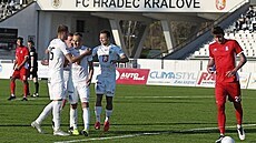 Fotbalisté Hradce se v zápase s Blanskem radují z gólu, který jim zajistil... Fotbalisté Hradce se v zápase s Blanskem radují z gólu, který jim zajistil...