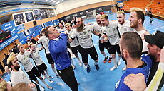 Václav Franc (vousáč uprostřed) s radujícím se hloučkem házenkářů Karviné. Václav Franc (vousáč uprostřed) s radujícím se hloučkem házenkářů Karviné.
