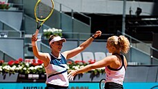 Barbora Krejčíková (vlevo) a Kateřina Siniaková se radují z triumfu na turnaji... Barbora Krejčíková (vlevo) a Kateřina Siniaková se radují z triumfu na turnaji...