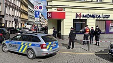 Policie vyšetřuje přepadení banky na Andělu v Praze 5. (3.5.2021) Policie vyšetřuje přepadení banky na Andělu v Praze 5. (3.5.2021)