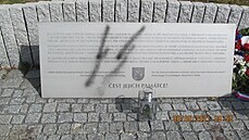 Vandal posprejoval řeporyjský památník vlasovcům. Policie případ prošetřuje.... Vandal posprejoval řeporyjský památník vlasovcům. Policie případ prošetřuje....