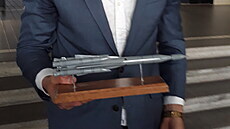 David Horský se zmenšeným modelem rakety, v poměru 1:40, kterou chtěl vyvézt do... David Horský se zmenšeným modelem rakety, v poměru 1:40, kterou chtěl vyvézt do...