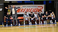 Dino Repeša prožívá zápas USK Praha. Dino Repeša prožívá zápas USK Praha.