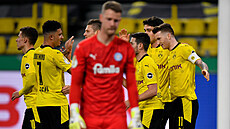 Fotbalisté Dortmundu se radují z jednoho ze svých gólů v semifinále Německého... Fotbalisté Dortmundu se radují z jednoho ze svých gólů v semifinále Německého...