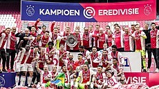 Fotbalový Ajax Amsterdam se raduje ze zisku nizozemského titulu. Fotbalový Ajax Amsterdam se raduje ze zisku nizozemského titulu.