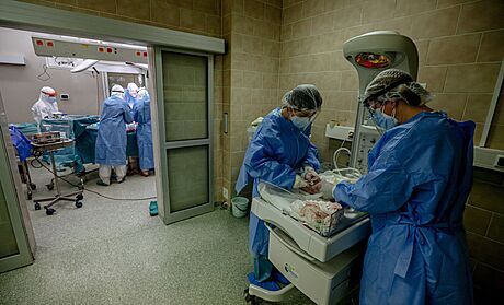 Primář zlínské nemocnice dostal nečekaný vyhazov, ženy čekají na operaci V Nemocnici Tomáše Bati ve Zlíně porodila císařským řezem maminka nakažená... | na serveru Lidovky.cz | aktuální zprávy