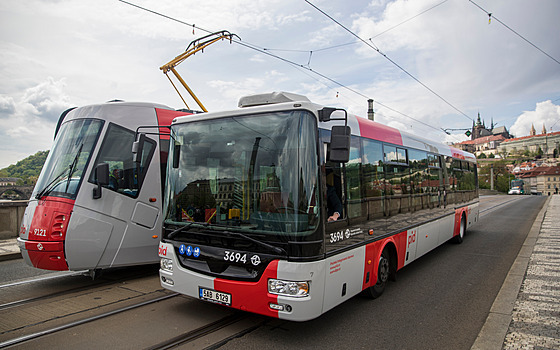 Praané u mohou v ulicích potkat tramvaj v novém edo-erveném designu Praské...