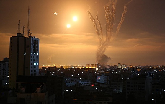 Palestinské hnutí Hamás pálí rakety smrem k Izraeli ze severní ásti pásma...