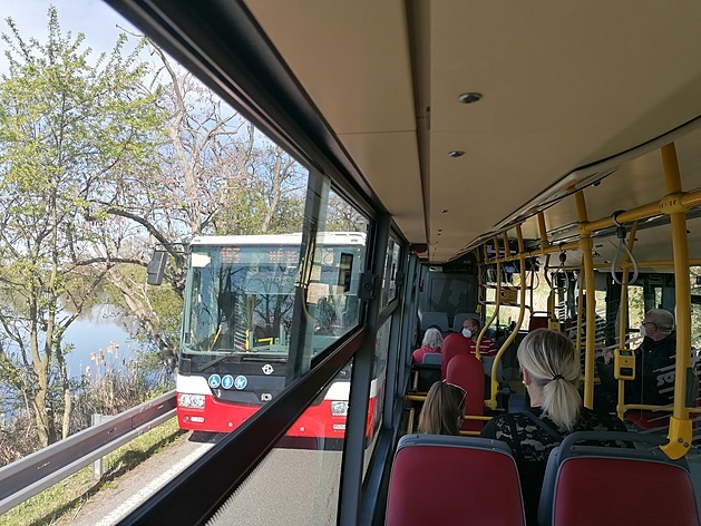 <p>V ulici K Šeberovu je pro autobusy úzká silnice, proto by měly vyčkávat na volný průjezd. Bohužel klíčovský řidič autobusu #3869 byl dost agresivní a nechal trápit kolegu z Hostivaře.</p>