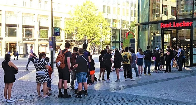 <p>Po postupném rozvolňování pravidel a otevření obchodů s oblečením a obuví se na Václavském náměstí tvoří dlouhé fronty.</p>