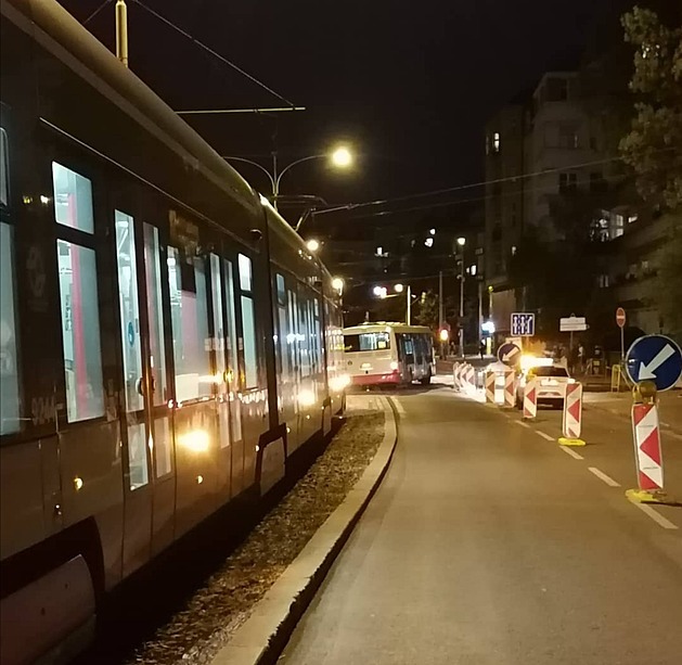 <p>Řidič autobusu zapadl v úterý večer do kolejového svršku, na 25 minut byl zastaven provoz na úseku Dvorce - Výtoň, nejezdily tramvaje 2, 3, 17, 21.</p>