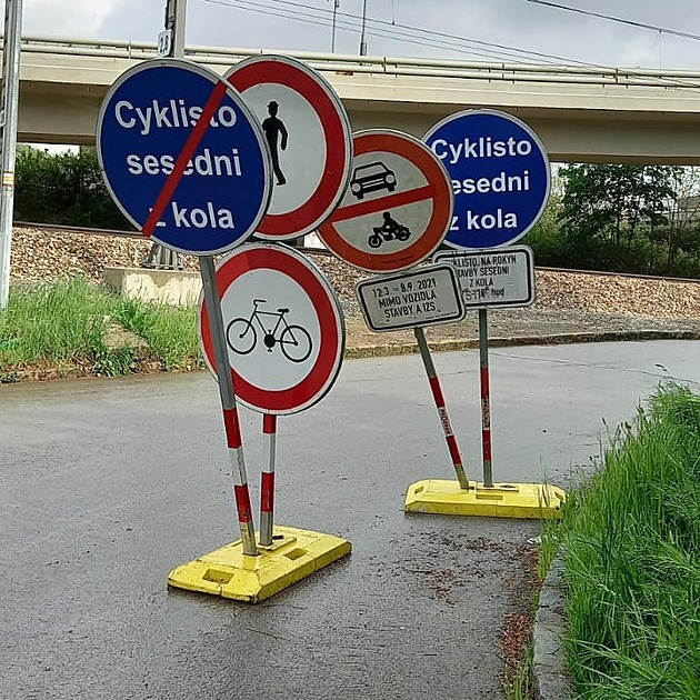 Les značek
