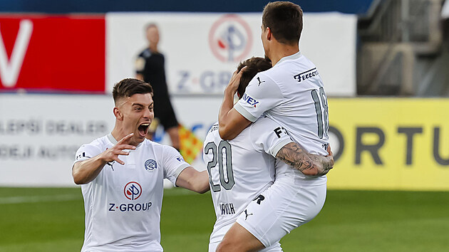 Fotbalisté Slovácka se radují z gólu. Fotbalisté Slovácka se radují z gólu.
