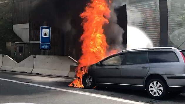 Na D8 před tunelem hořelo osobní auto Na D8 před tunelem hořelo osobní auto