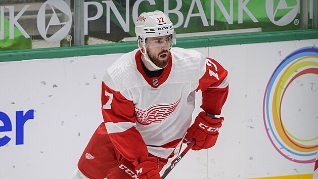 Filip Hronek rozehrává detroitský útok. Filip Hronek rozehrává detroitský útok.