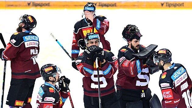 Sparťanští hokejisté po porážce v semifinále hokejové extraligy Sparťanští hokejisté po porážce v semifinále hokejové extraligy
