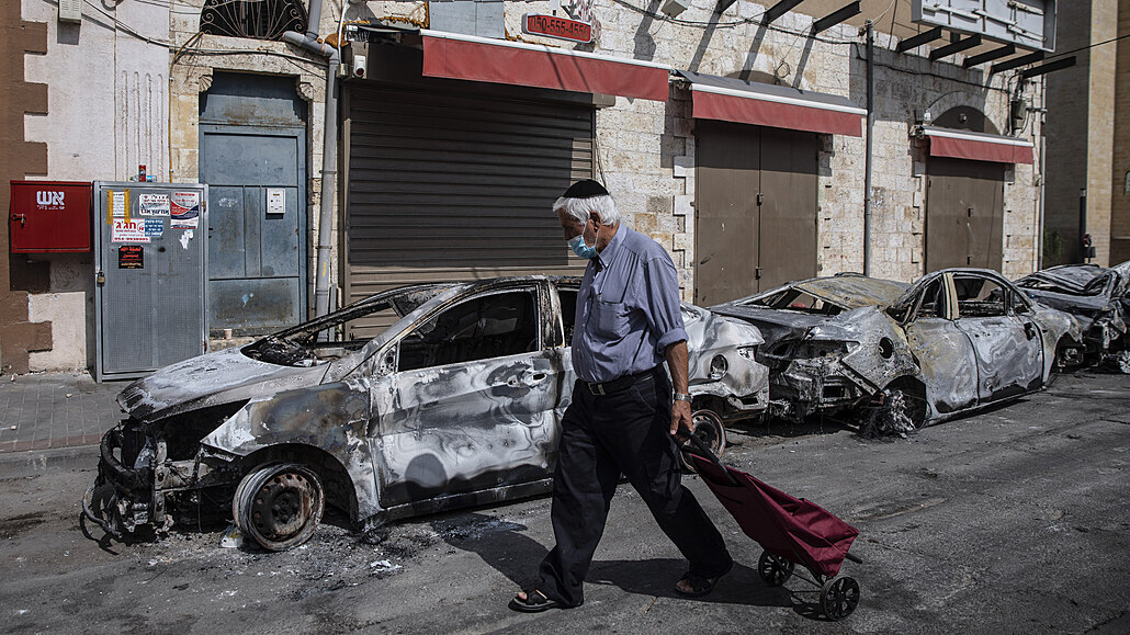 Vypálená auta po noci násilí mezi arabskými protestujícími a izraelskou policií...