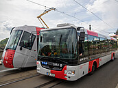 Pražané už mohou v ulicích potkat tramvaj v novém šedo-červeném designu Pražské...