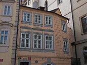 Tady žil malíř Moucha.