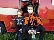 Chlapec se zachráněnou inzulínovou pumpou a hasičem, který se pro ni na dno... Chlapec se zachráněnou inzulínovou pumpou a hasičem, který se pro ni na dno...