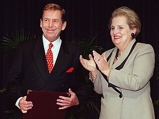 Madeleine Albright s Václavem Havlem v roce 1997 Madeleine Albright s Václavem Havlem v roce 1997