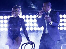 Beyoncé a její manel Jay-Z vystupují na Grammy 2013