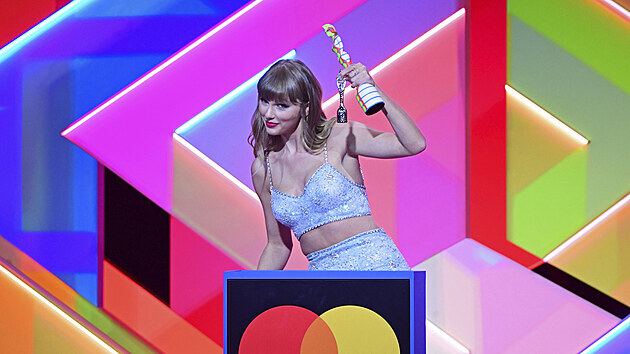 Taylor Swift si z Brit Awards odnesla cenu pro globln ikonu. (11. kvtna 2021)