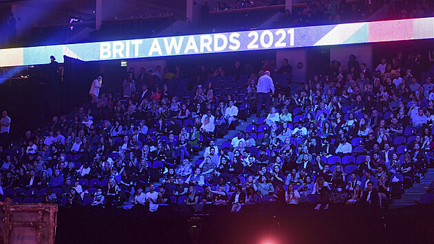 Udlen cen Brit Awards v londnsk O2 Aren sledovaly 4 tisce divk. (11. kvtna 2021)