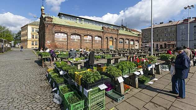 V Kateřinské ulici nedaleko centra Olomouc stojí chátrající historická budova tržnice. Před ní se konají tradiční městské trhy.
