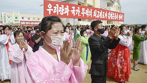 Lid z vesnice v severokorejsk provincii Hwanghae, kterou zashla povode, se raduj z dokonen novch budov. Snmek poskytla sttn mdia. (17. z 2020)